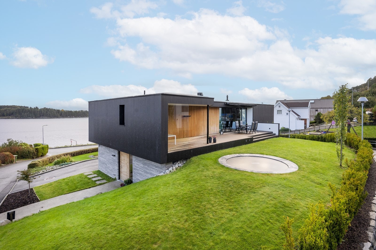 EiendomsMegler1 v/Sjur Svihus presenterer denne meget delikate Tommie Wilhelmsen villaen i Tastasjøen. Galleribilde