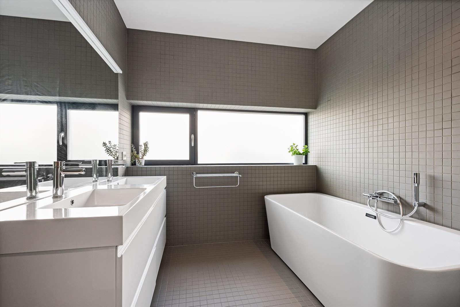 Flott bad i 1. etasje med både badekar og dusj Galleribilde