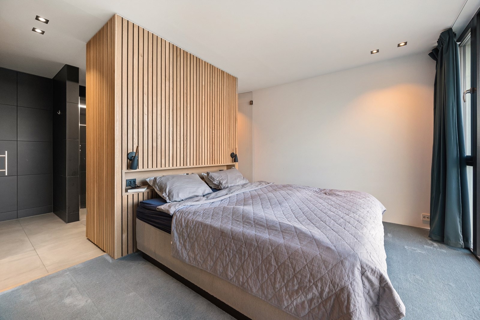 Eksklusivt baderomsløsning i bakkant av hovedsoverommet Galleribilde