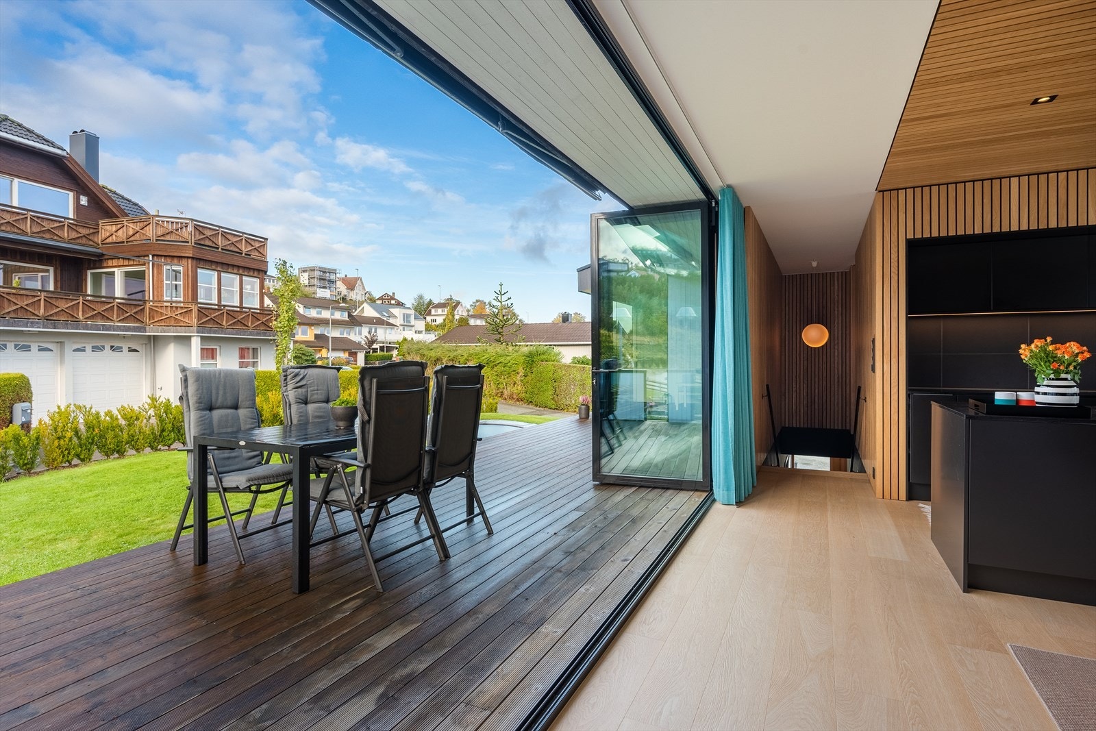 Foldedør ut mot terrasse og hage som kan åpnes helt. Galleribilde