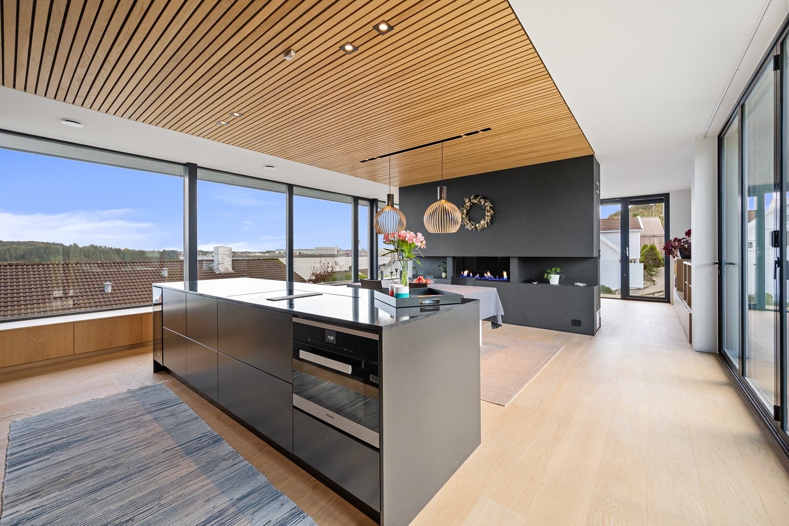 Stor kjøkkenøy med masse lagringsplass, int. hvitevarer, godt med arbeidsplass og god plass for sosiale anledninger. Galleribilde