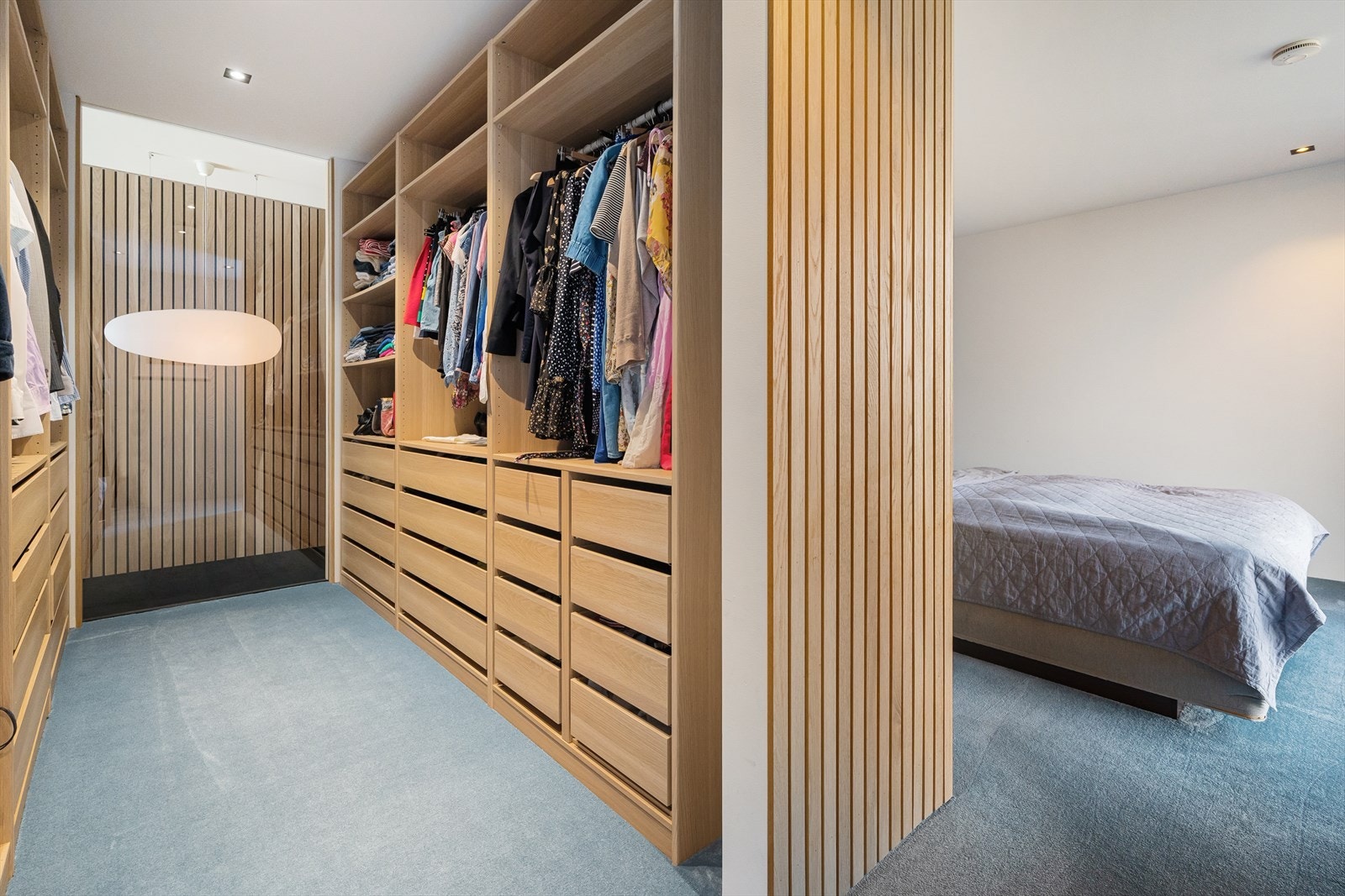 Garderoberom tilhørende hovedsoverom Galleribilde