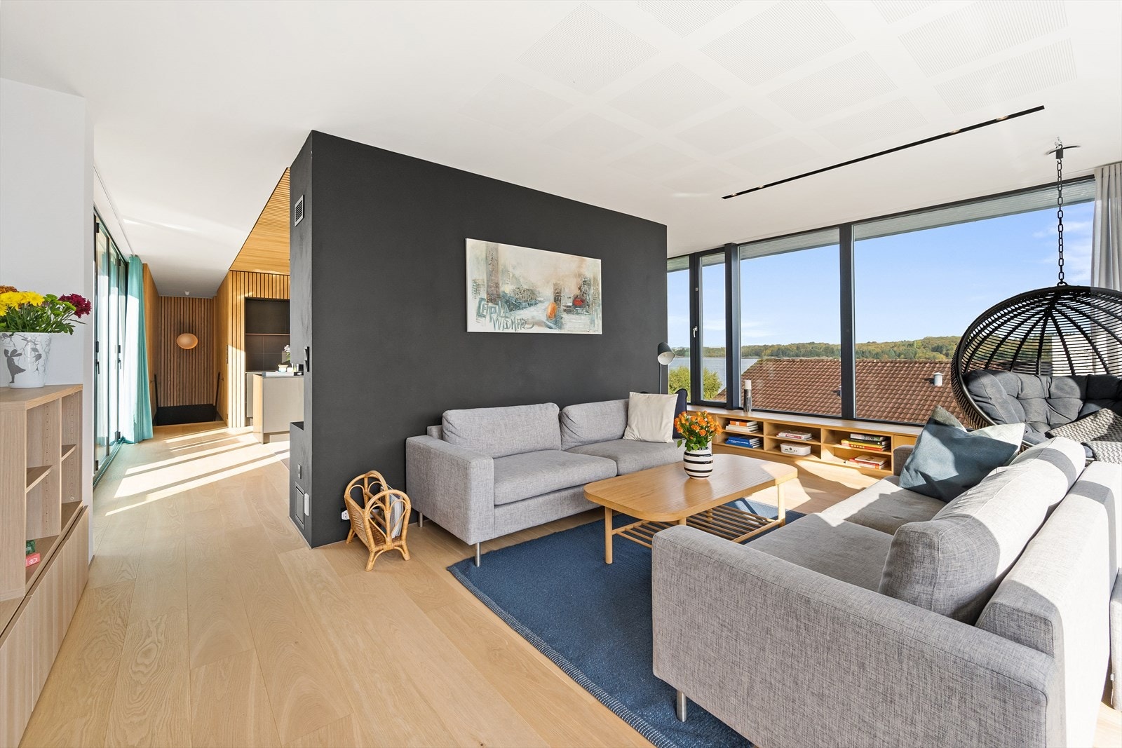 Lyst og åpent med elegant romdeler. Galleribilde