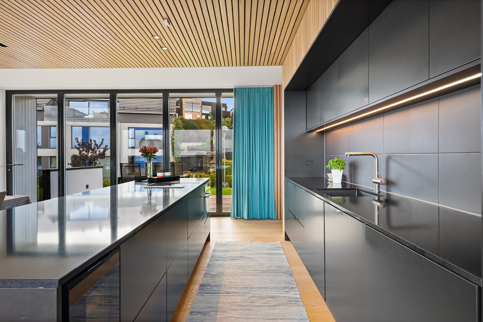 Lekkert, tidløs og samtid romslig og praktisk kjøkken. Galleribilde