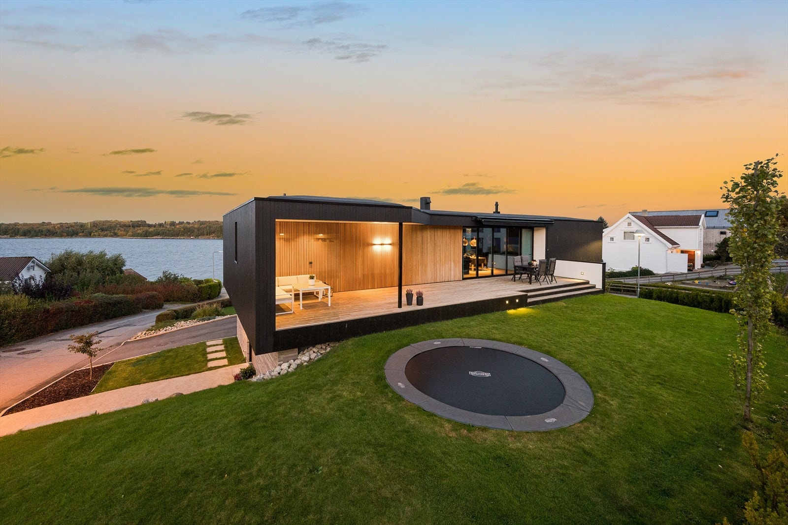 EiendomsMegler1 v/Sjur Svihus presenterer denne meget delikate Tommie Wilhelmsen villaen i Tastasjøen. Galleribilde