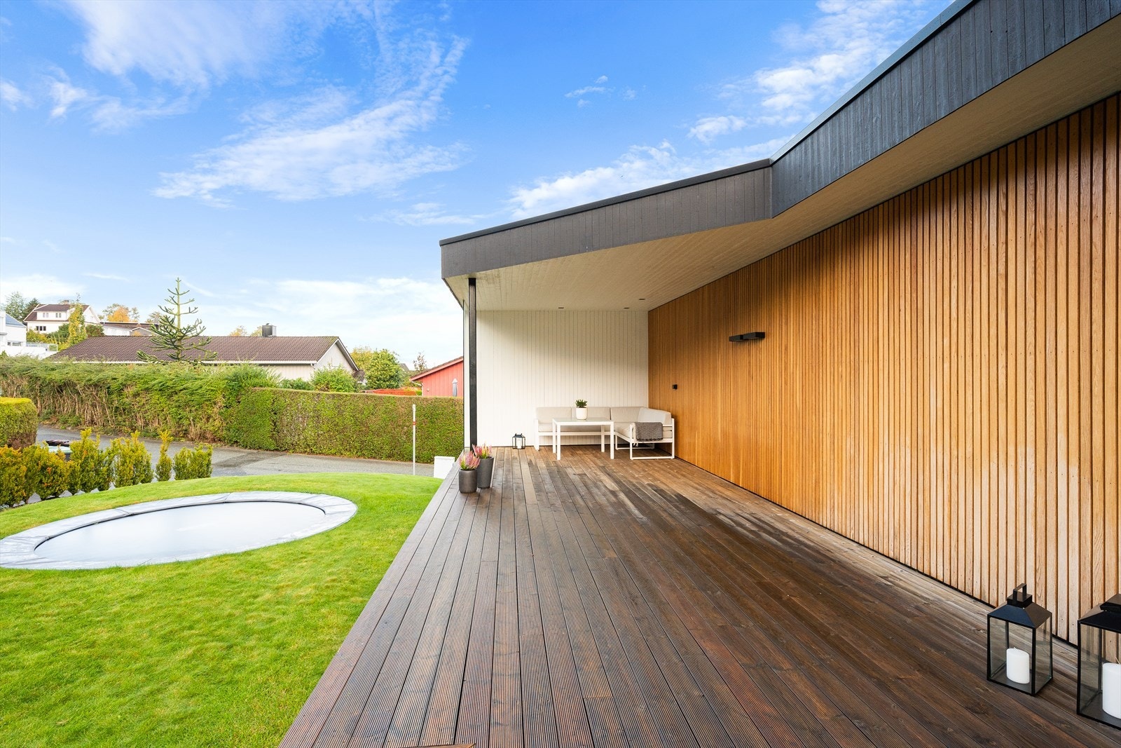 Del av terrasse over overbygget og det er satt opp glassvegg. Tørt, lunt og behagelig. Galleribilde