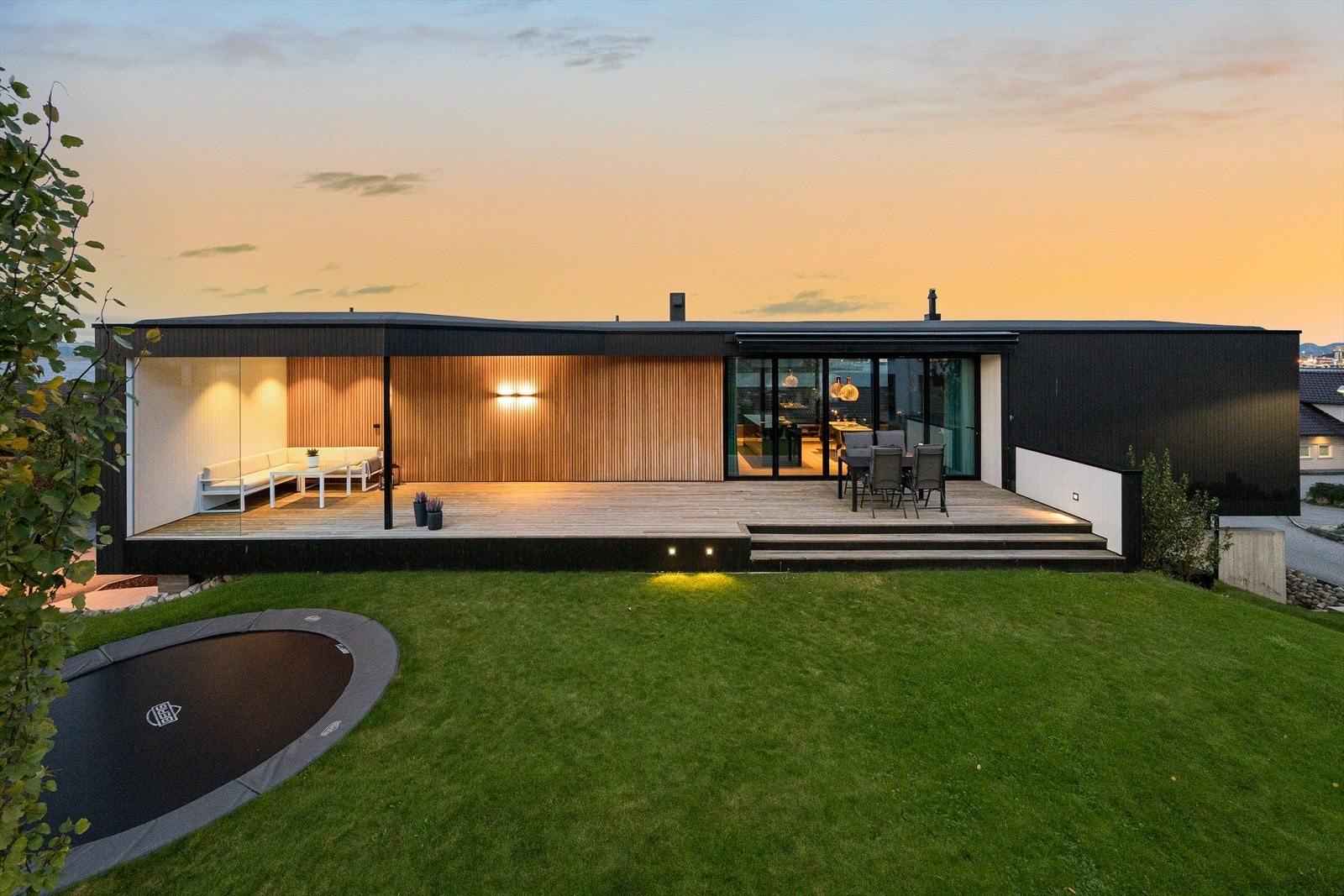 EiendomsMegler1 v/Sjur Svihus presenterer denne meget delikate Tommie Wilhelmsen villaen i Tastasjøen. Galleribilde