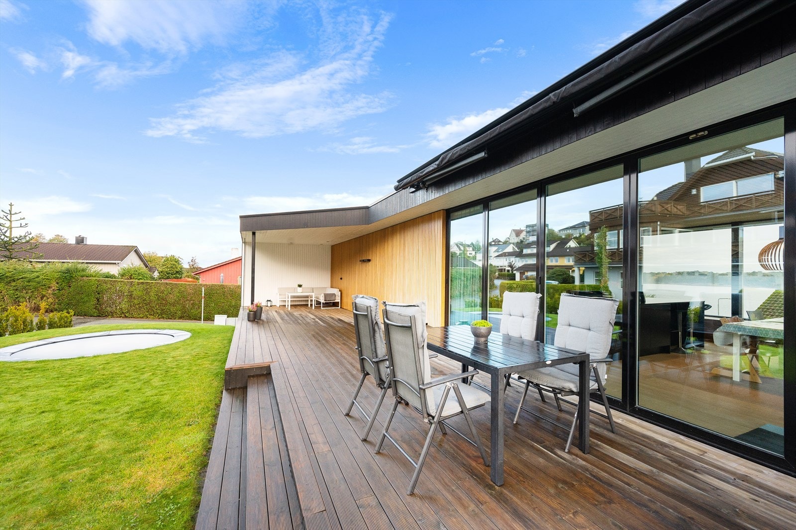 Stor, solrik terrasse med stor markise Galleribilde