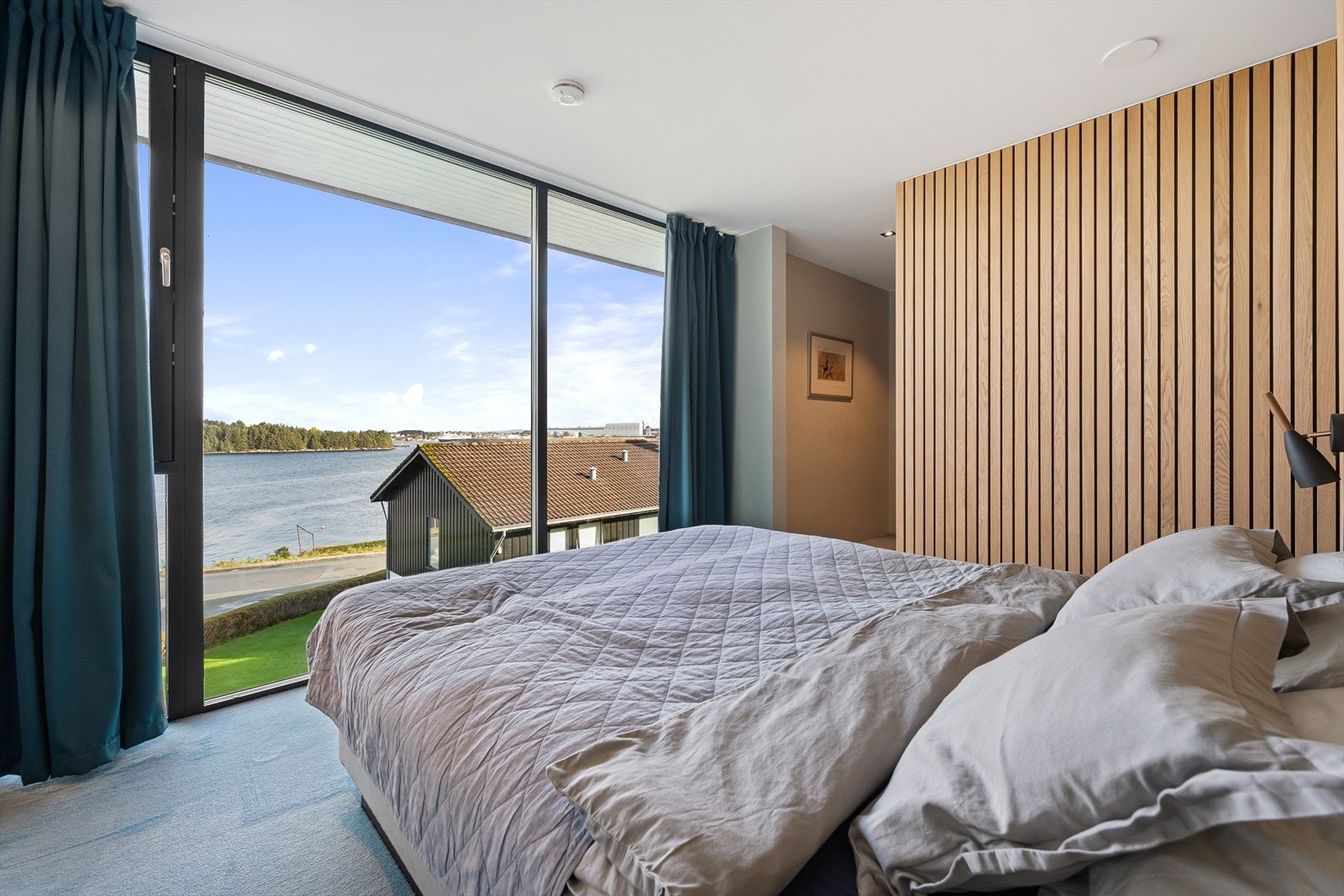 Hovedsoverommet ligger som en egen suite i nordenden av huset. Galleribilde