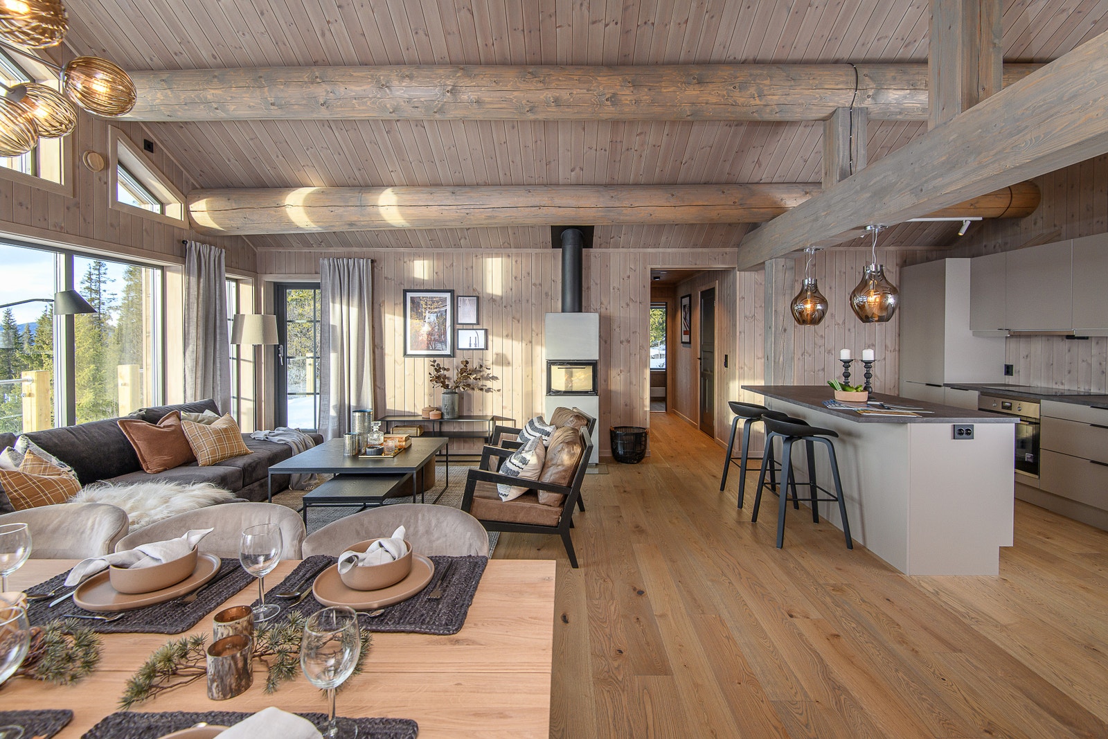 Romslig stue med åpen kjøkkenløsning! Galleribilde