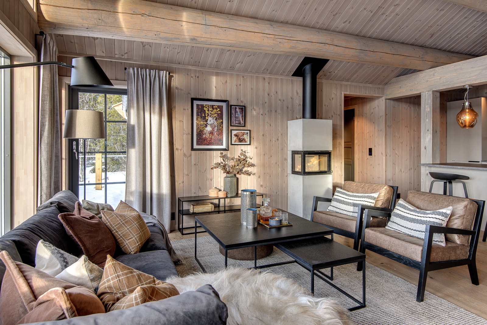 Romslig stue med åpen kjøkkenløsning! Galleribilde