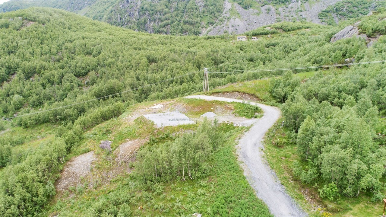 Hytten er opparbeidet med tanke på vann og kloakk. Anleggs bidraget er betalt men selve kostnadene ved tilknytningen faller på nye eier. Dette betales selv direkte til kommune når man kobler seg på. Galleribilde