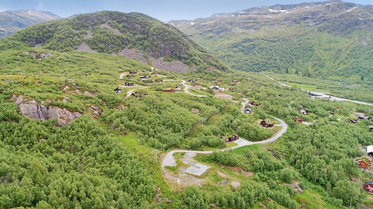 En flott beliggende tomt med utsikt ut over Røldalsfjellene. Det er en hyttetomt på siden av tomten som også er for salg. Galleribilde