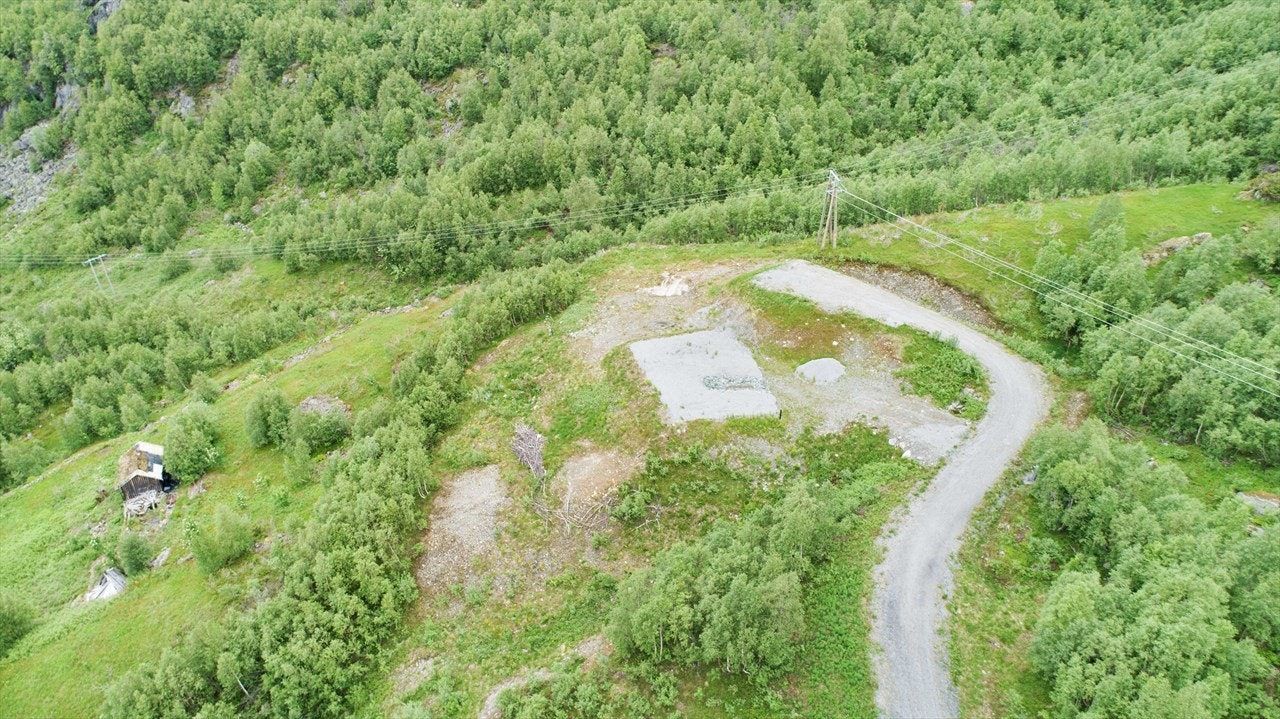 Tomten delvis opparbeidet/naturtomt. Galleribilde