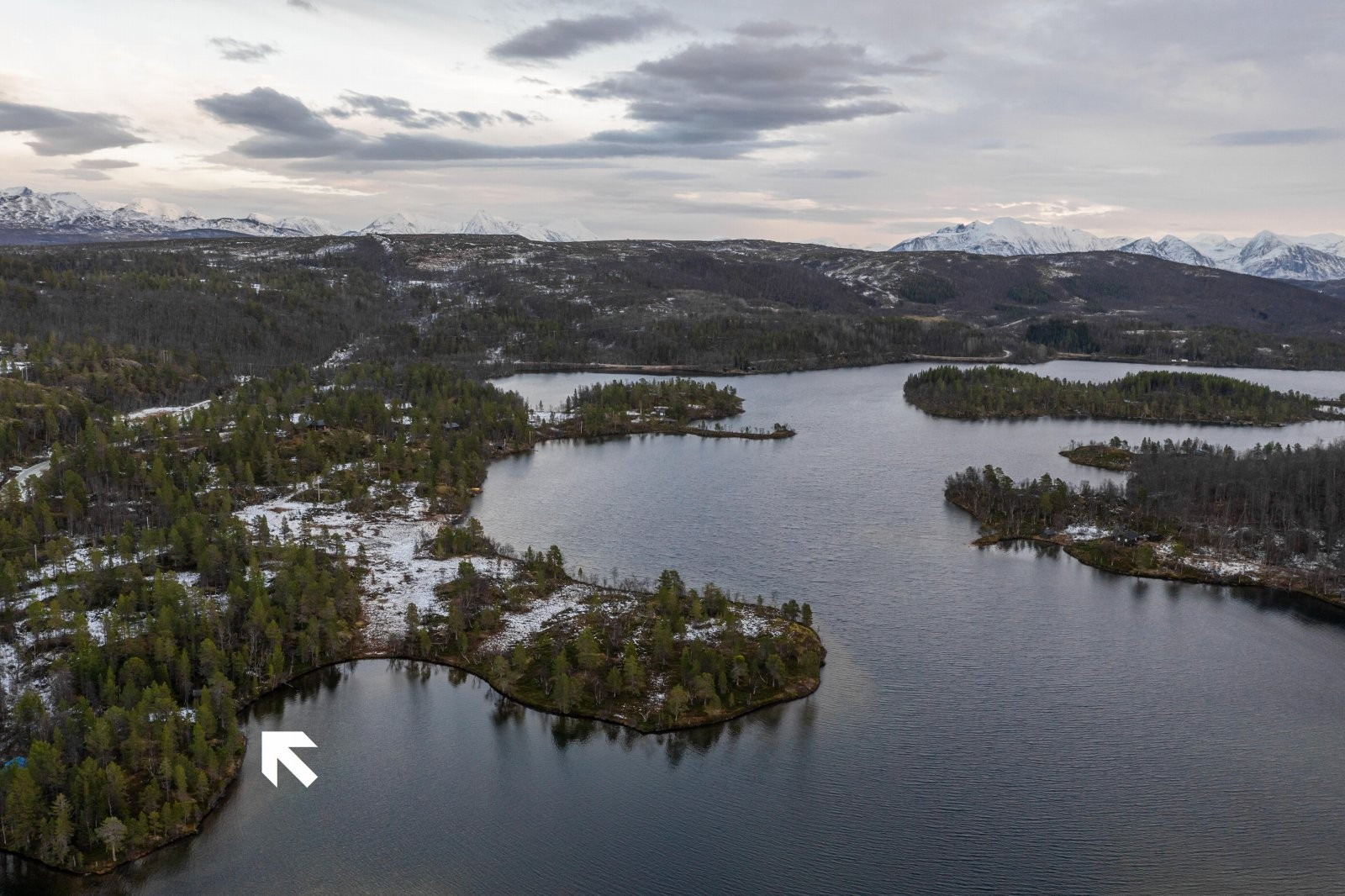 Eiendommen ligger ved Ytre Fiskelausvatnet i Balsfjord kommune