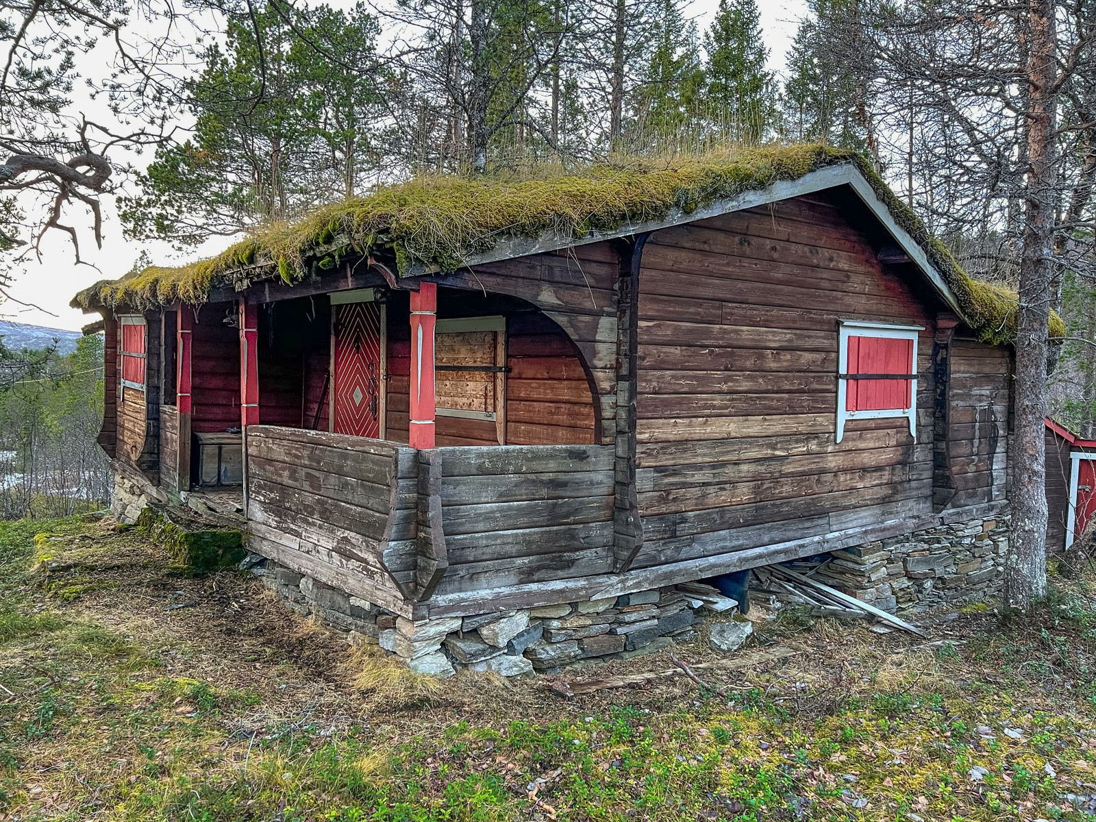 Hytten har betydelig etterslep på vedlikehold og har vært uten tilsyn i mange år.