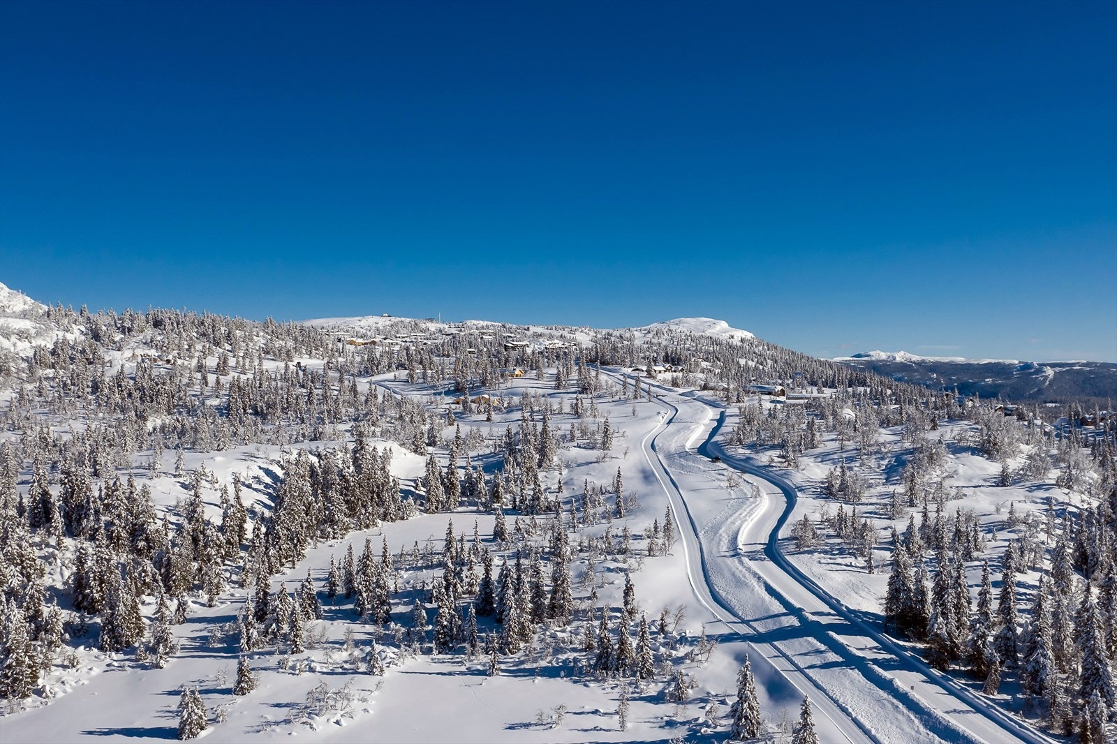 Fra hyttefeltet er det ski ut alpint til bakken og ca 250 m gange/staking fra bakken og tilbake til hyttefeltet. Skiløype og tilfartsløypa ligger parallelt med veien. Galleribilde