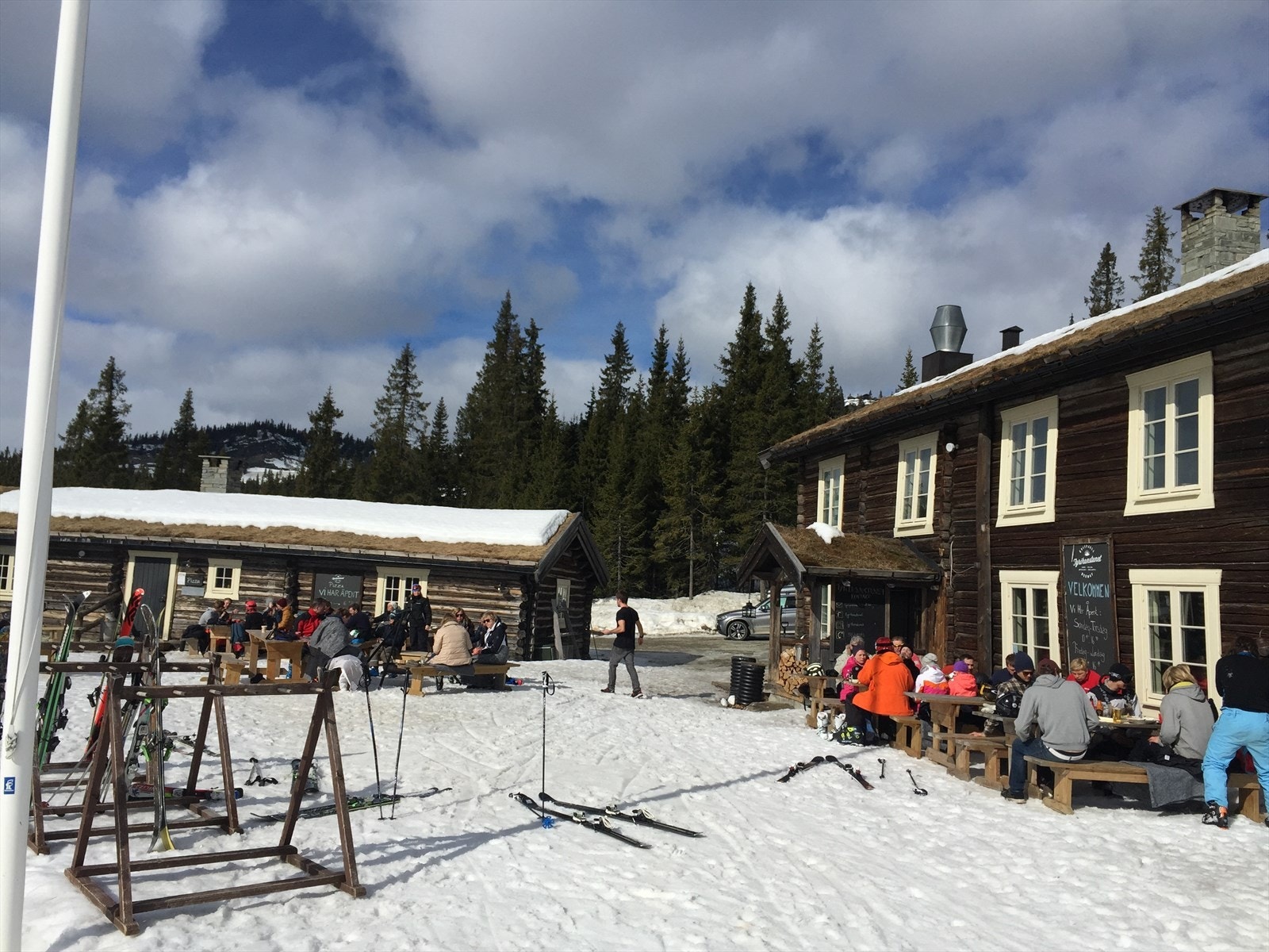 Kvitfjell Vest kan by på til flere servicetilbud som Tyrihans-tunet med skicafé, eget pizzahus og afterski. Galleribilde