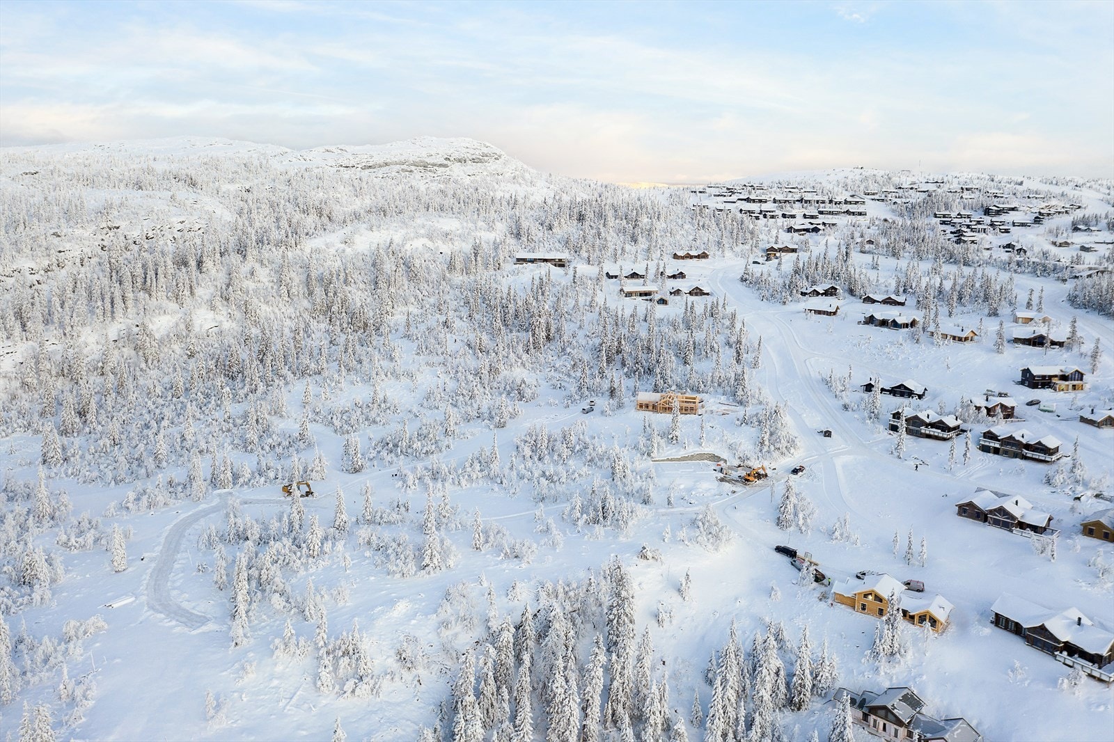 På vinterstid er det ski ut alpint til bakken og ca 250 m gange/staking fra bakken og tilbake til hyttefeltet. Galleribilde