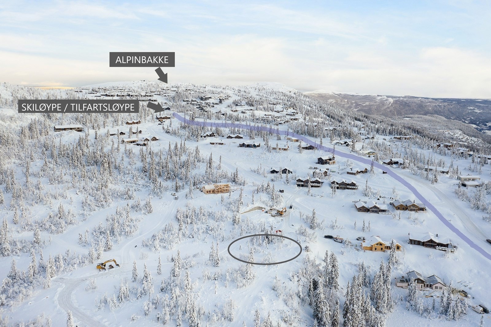 På vinterstid er det ski ut alpint til bakken og ca 250 m gange/staking fra bakken og tilbake til hyttefeltet. Galleribilde