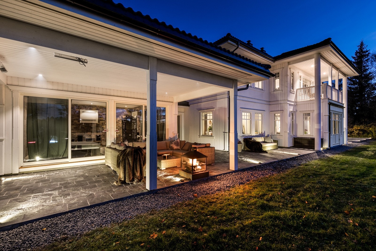 Herlig kveldsstemning på terrassen. Galleribilde