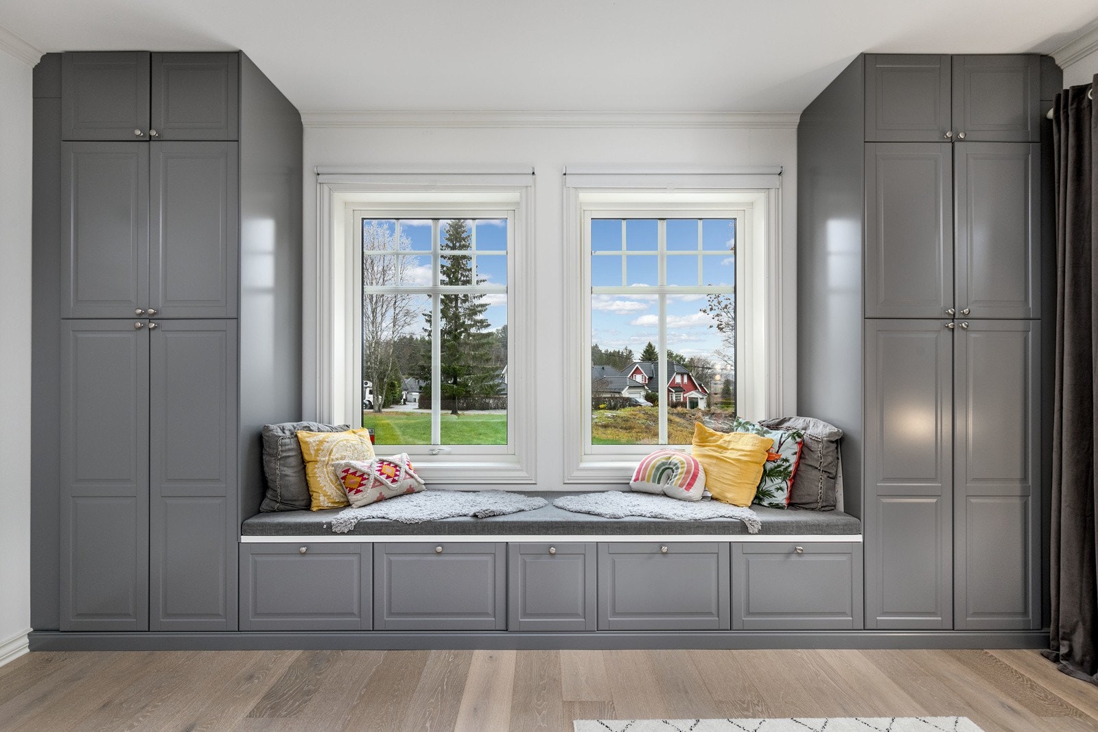 Det er påkostet en flott spesialtilpasset skap-/garderobeløsning med tilhørende sittebenk under vinduet. Galleribilde