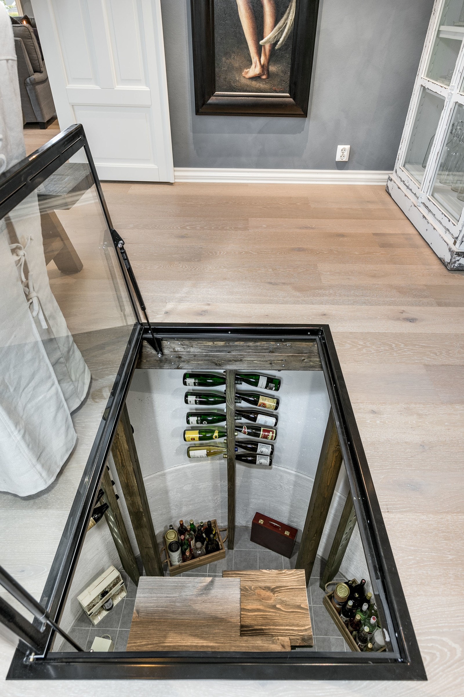 Fra spisestuen er det via eksklusiv glassluke i gulv - innfelt sømløst i parketten, direkte tilgang til boligens vinkjeller! Galleribilde