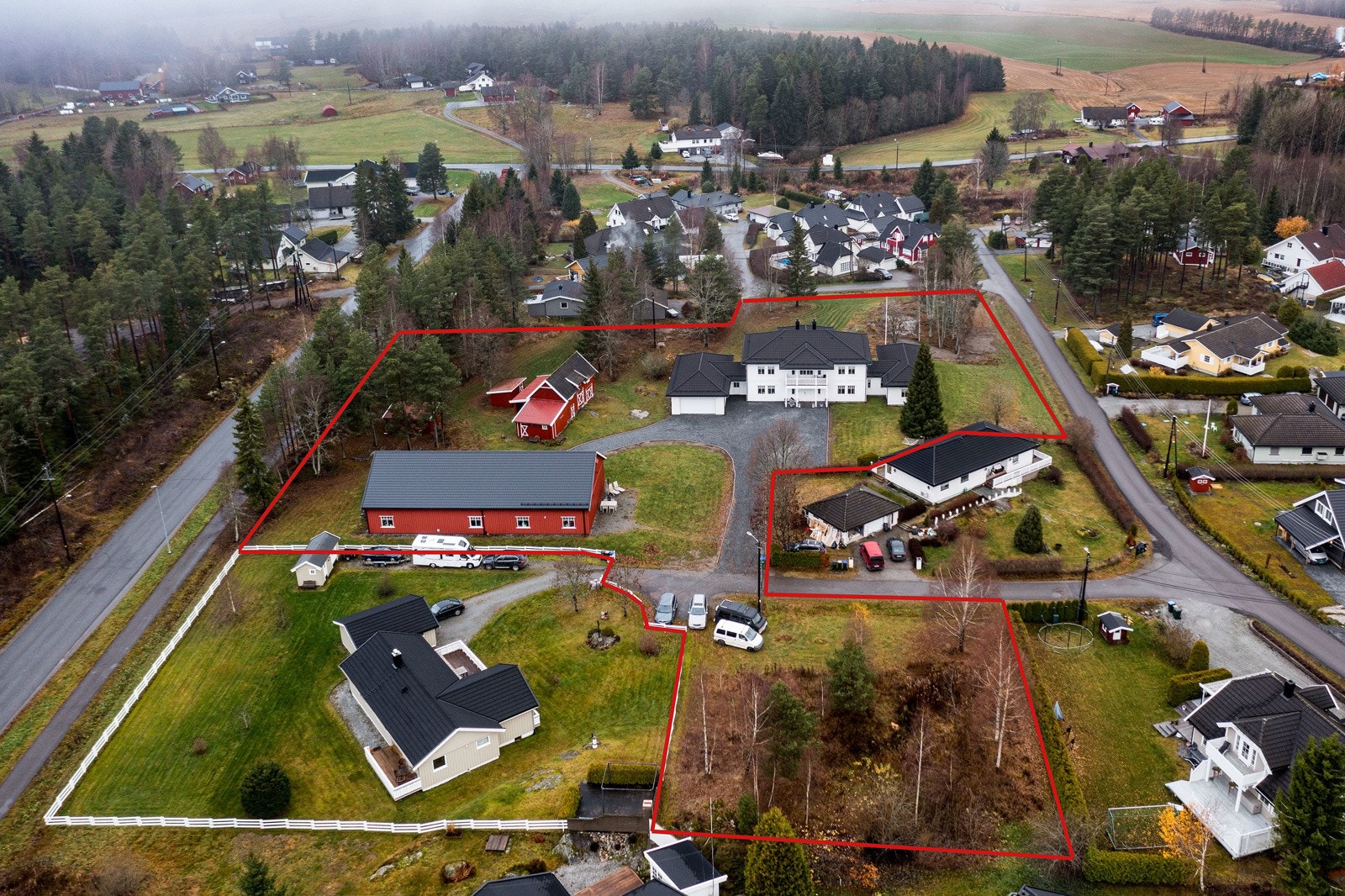 Dronebilde over eiendommen. NB! Vedlagt omrisse av eiendommen er kun veiledende, se situasjonskart. Galleribilde