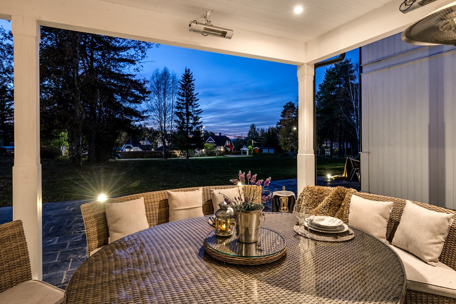 Deler av uteplassen er overbygget - perfekt til sene sommerkvelder eller regnfulle dager. Det er montert terrassevarmere oppunder taket som gir en lun og behagelig temperatur på kveldstid. Galleribilde