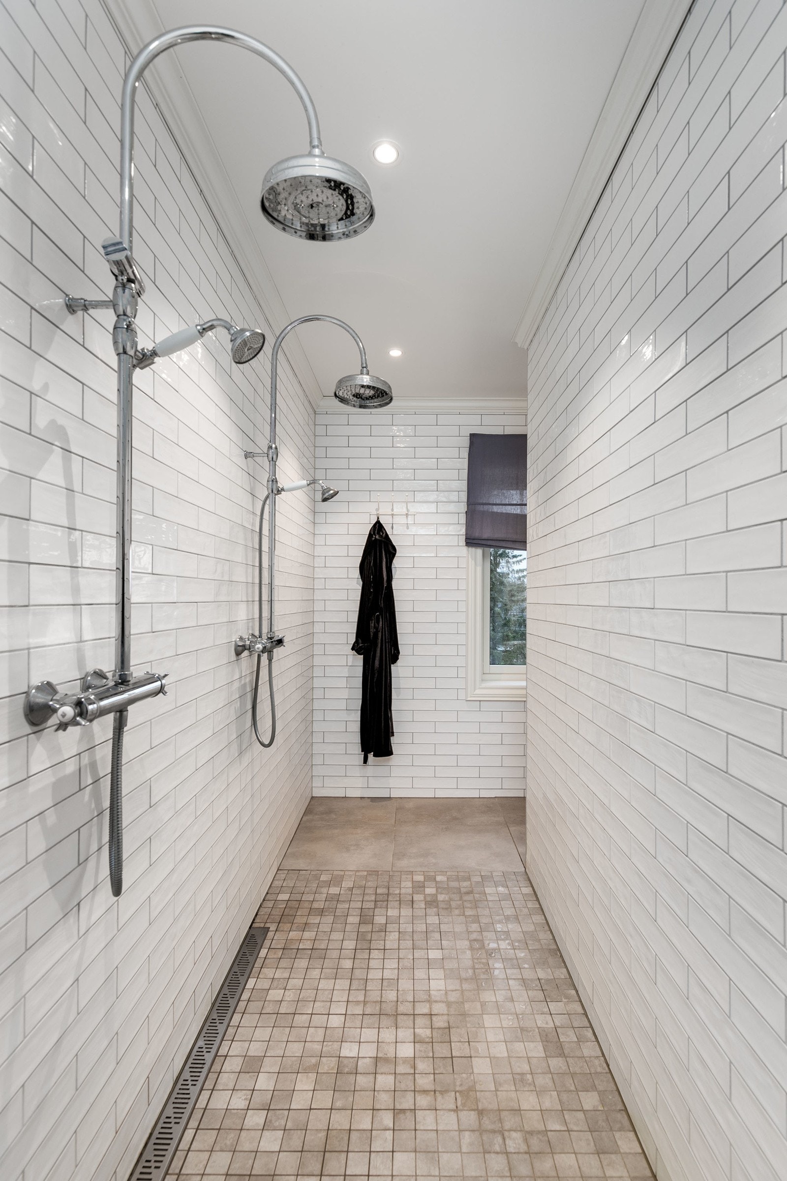 Dusjsonen er hendig plassert bak delevegg og har 2 stk. regnfallsdusjer. Galleribilde