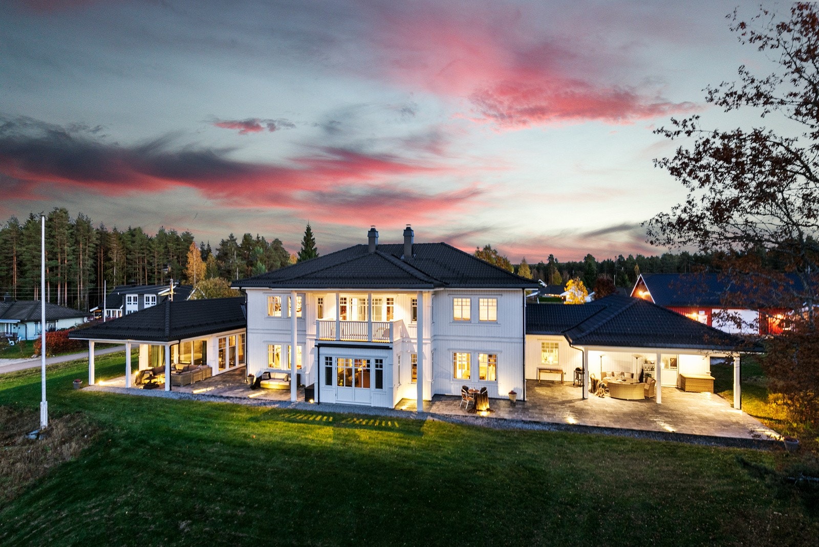 Herskapelig og betydelig påkostet villa beliggende på familievennlige Fjellfoten i Årnes - med nærhet til skoler, barnehager, lekeplasser, flott turterreng m.m. Galleribilde