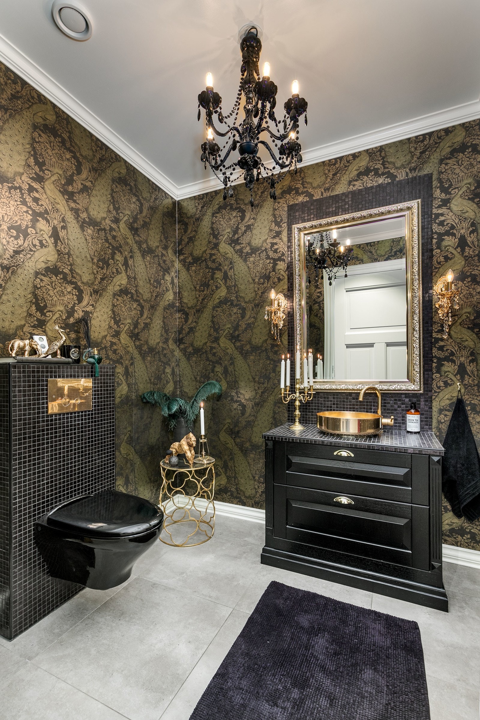 Eklsusivt og unikt gjestetoalett i direkte tilknytning til entreen. Rommet har tapetserte veggflater og storformatfliser på gulv med vannbåren gulvvarme. Innredning med spesialbygd servantinnredning fra Sigdal, speil, samt vegghengt toalett. Galleribilde