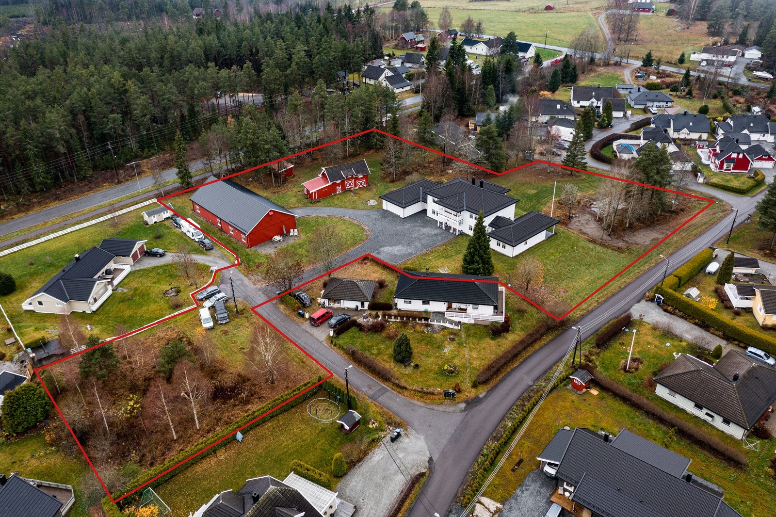 En stor solrik tomt på hele 8.207 kvm omkranser eiendommen - majoriteten regulert til boligområde. NB! Vedlagt omrisse av eiendommen er kun veiledende, se situasjonskart. Galleribilde