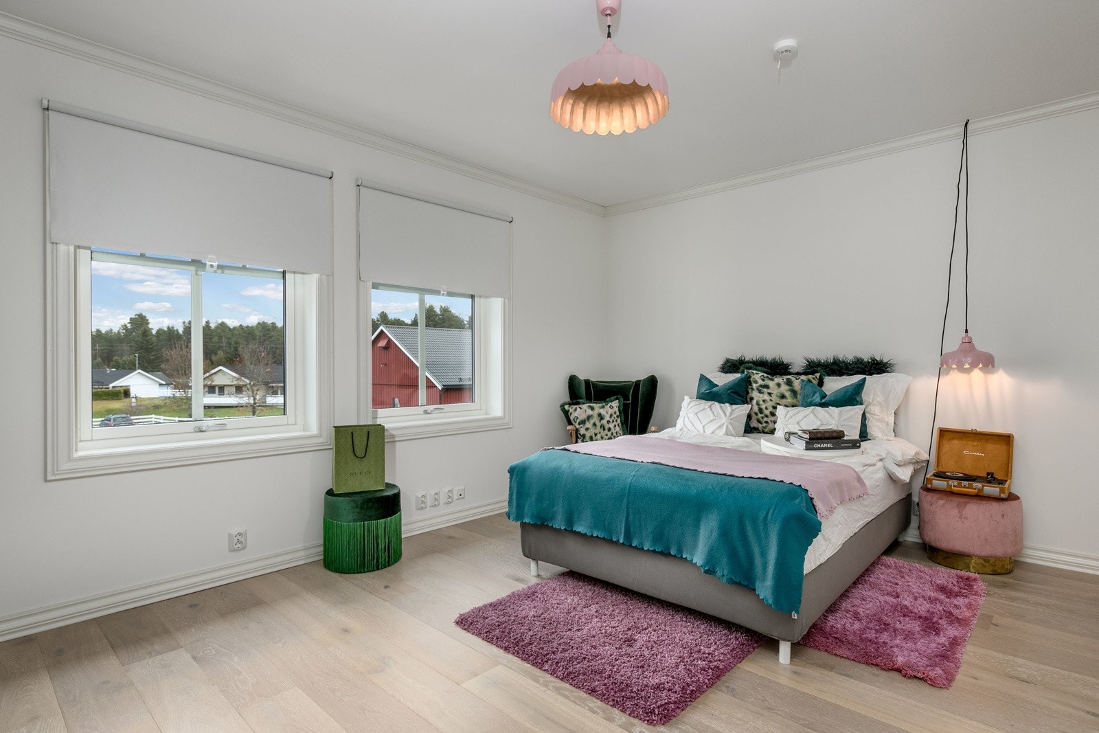 Soverom 2 fremstår som et koselig soverom med malte slette veggflater, lyspigmentert enstavs parkett på gulv og store vindusflater som slipper inn rikelig med lys. Galleribilde