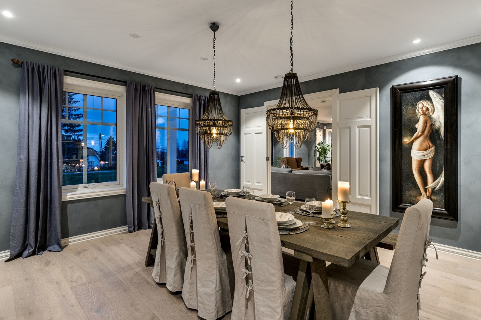 Flott lys fra tallrike vinduer med nydelig utsyn over hagen. Galleribilde