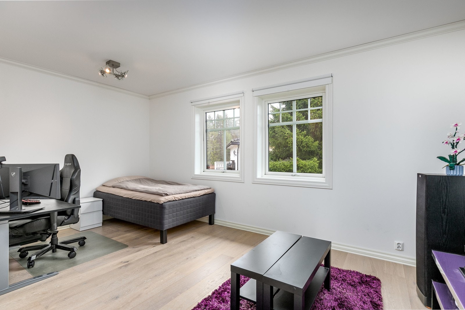 Soverom 5 er plassert innerst i fløyen tilhørende SPA-avdelingen og fremstår som det perfekte ekstrarom. Rommet har malte veggflater, enstavs lyspigmentert parkett på gulv med vannbåren gulvvarme og gode vindusflater. Galleribilde