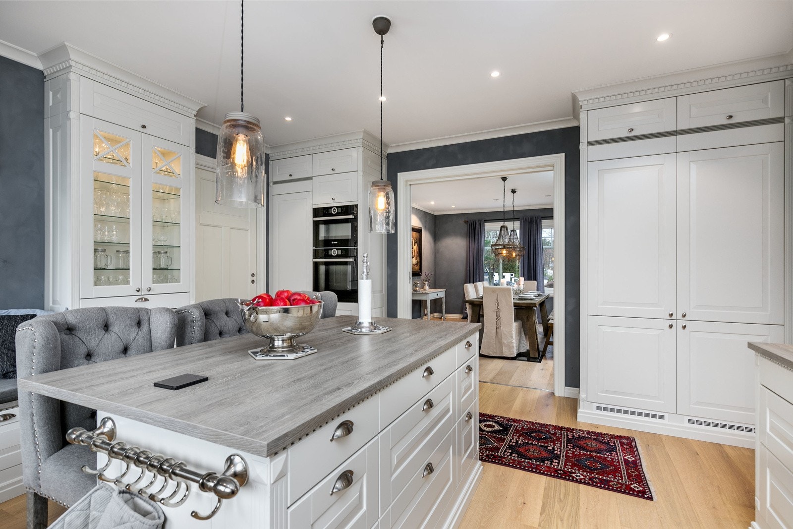 Av utstyr medfølger integrert induksjonsplatetopp, stekeovn, kombiovn, 2 stk. oppvaskmaskiner, elektrisk ventilator, 2 stk. kjøleskap, samt helt fryseskap - perfekt for en familie. Automatisk vannstopper er montert. Galleribilde