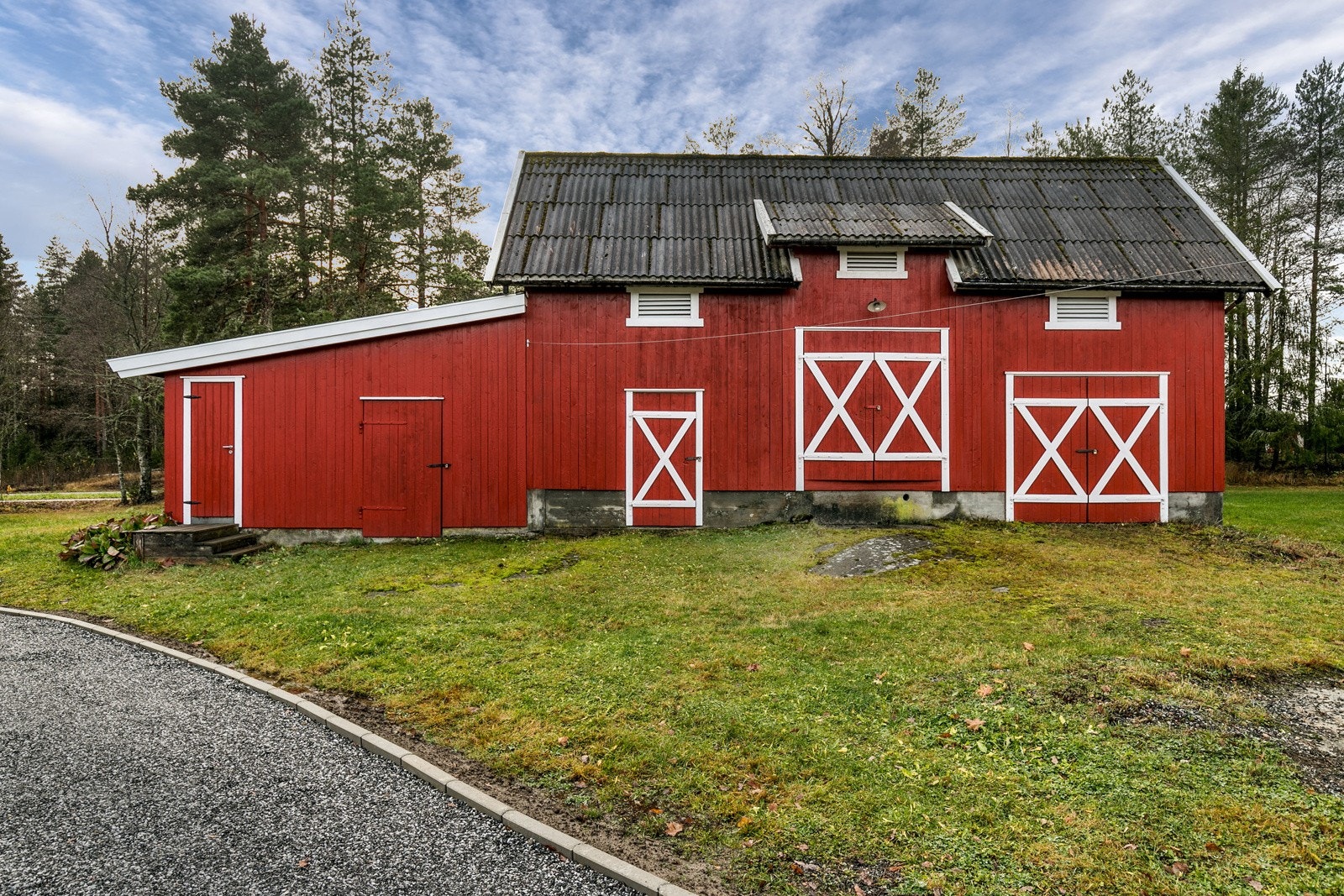 Eldre låve m/BRA på 98 kvm. Låve med grunnmur i betong. Yttervegger i bindingsverkskonstruksjon, kledd med stående malt trepanel. Yttertak i trekonstruksjon, tekket med takstein. Galleribilde