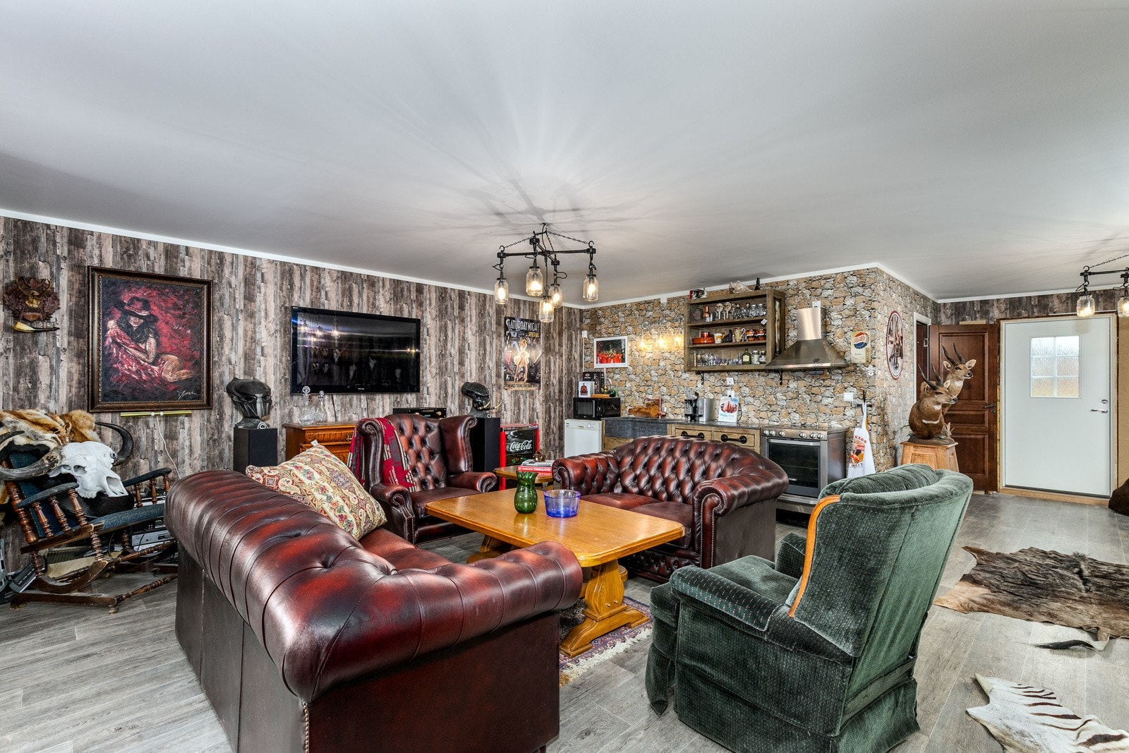 Rommet fremstår som et perfekt rom for sosiale sammenkomster m/spill, fotballkamper ol. Gode vindusflater slipper inn godt med lys. Kjøkkeninnredning med profilerte fronter og benkeplate og kummer i stein. Opplegg for vaskemaskin. Galleribilde