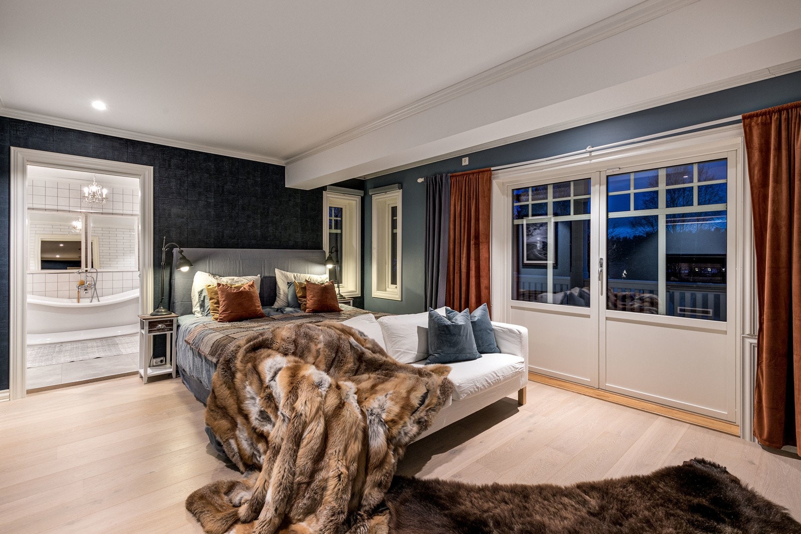 Fra hovedsoverommet er det direkte utgang til en privat nordvestvendt balkong på ca. 4,5 km med nydelig utsyn over eiendommen. Galleribilde