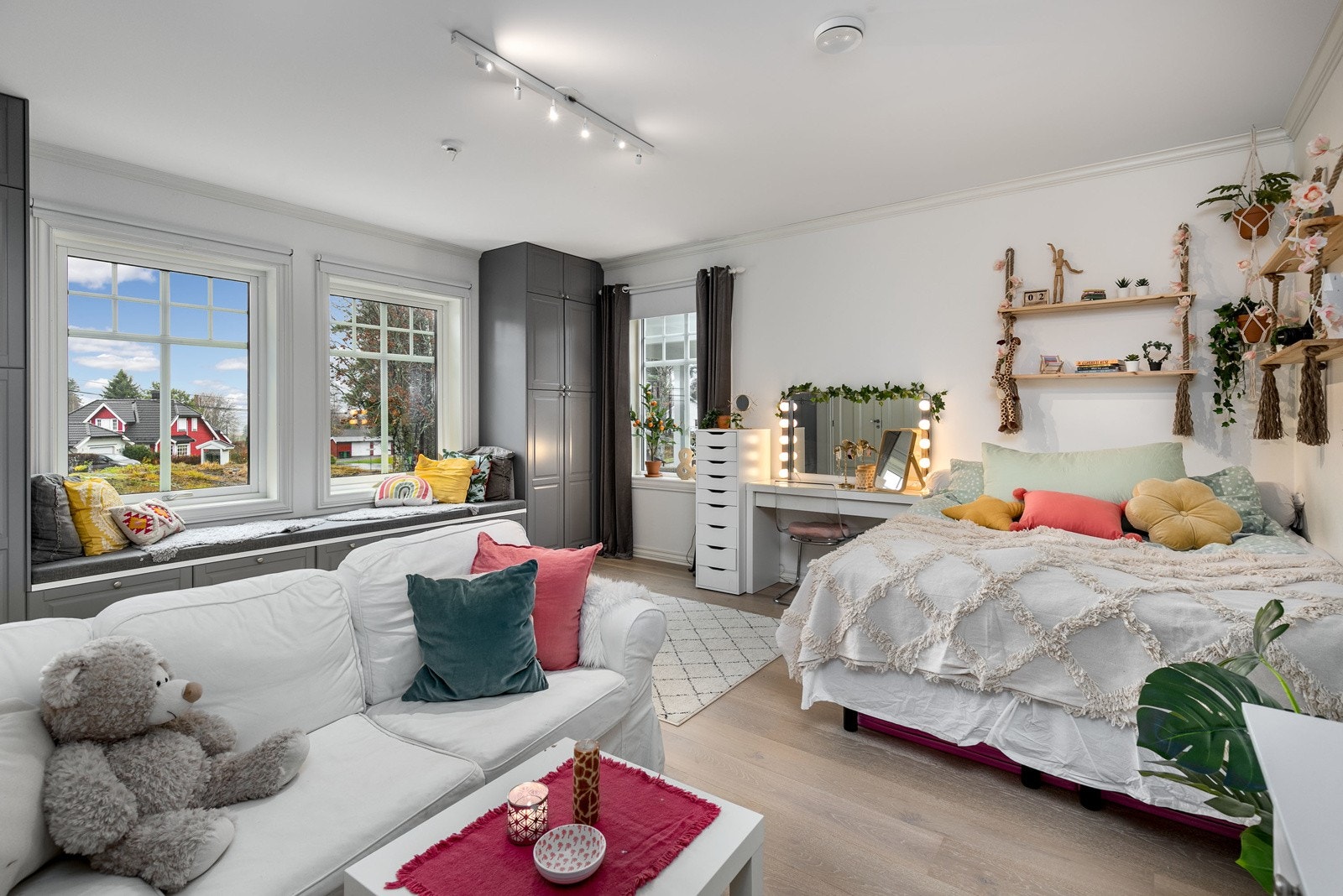 Soverom 4 i boligens 1. etasje er opprinnelig godkjent som finstue. Rommet har malte slette veggflater, enstavs lyspigmentert parkett på gulv med vannbåren gulvvarme og gode vindusflater. Galleribilde