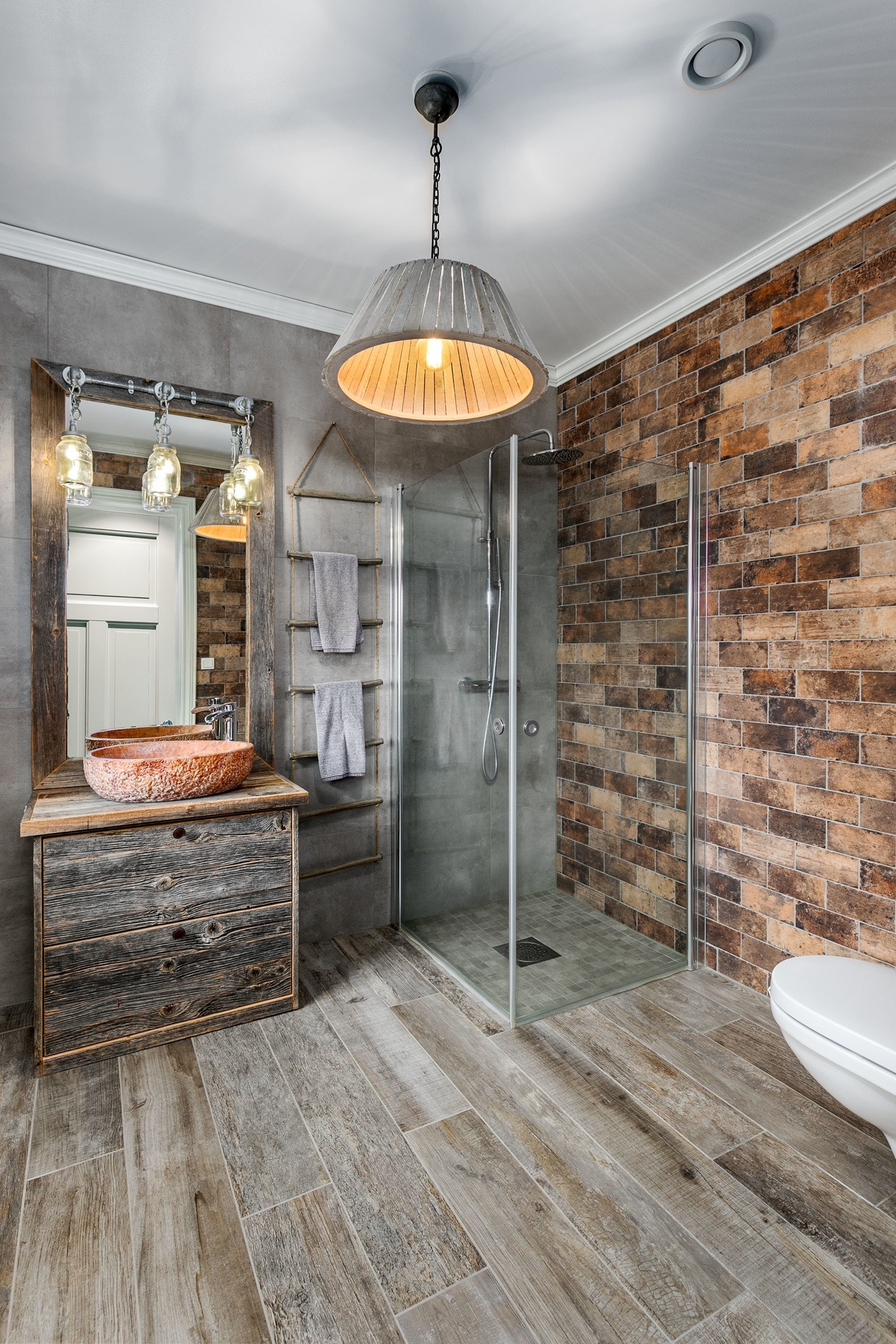 Eksklusivt bad tilknyttet SPA-avdeling med delikate fliser på gulv- og veggflater, samt vannbåren varme i gulv. Inneholder bla. spesialbestilt baderomsinnredning og speil fra kvalitetsleverandøren, Drivved.no - samt spesialbestilt servantvask fra Kroatia. Galleribilde