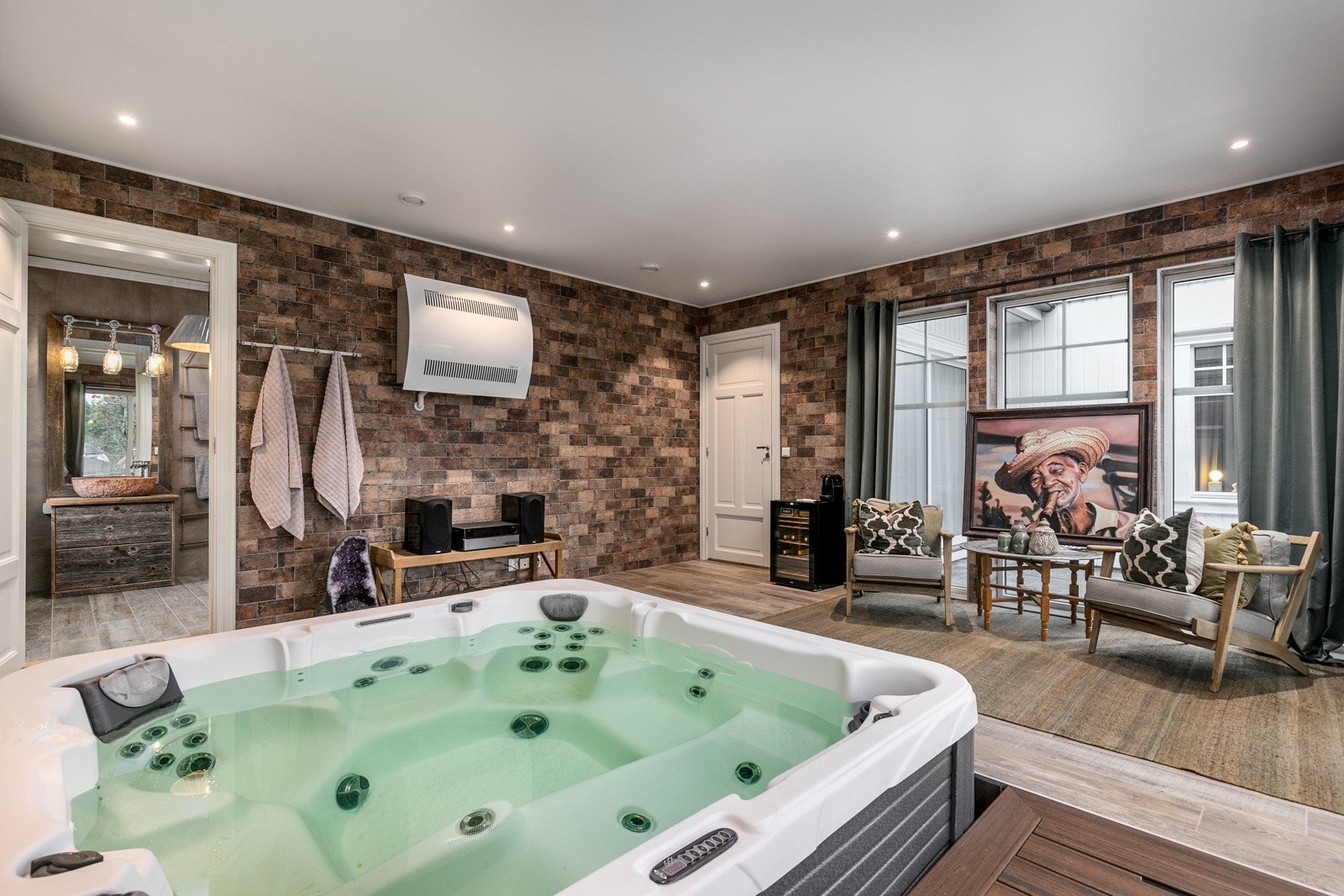 SPA-avdelingen har flislagte gulv- og veggflater, samt vannbåren varme i gulv som gir en lun og behagelig innetemperatur. Himlingen er pent lyssatt med downlights. Galleribilde