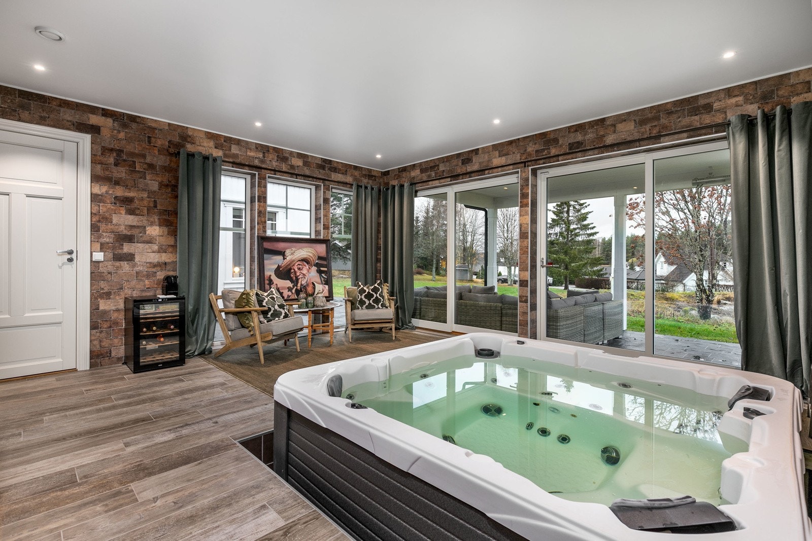 Terrassedøren fører enkelt ut til en stor delvis overbygd steinbelagt terrasse. Galleribilde