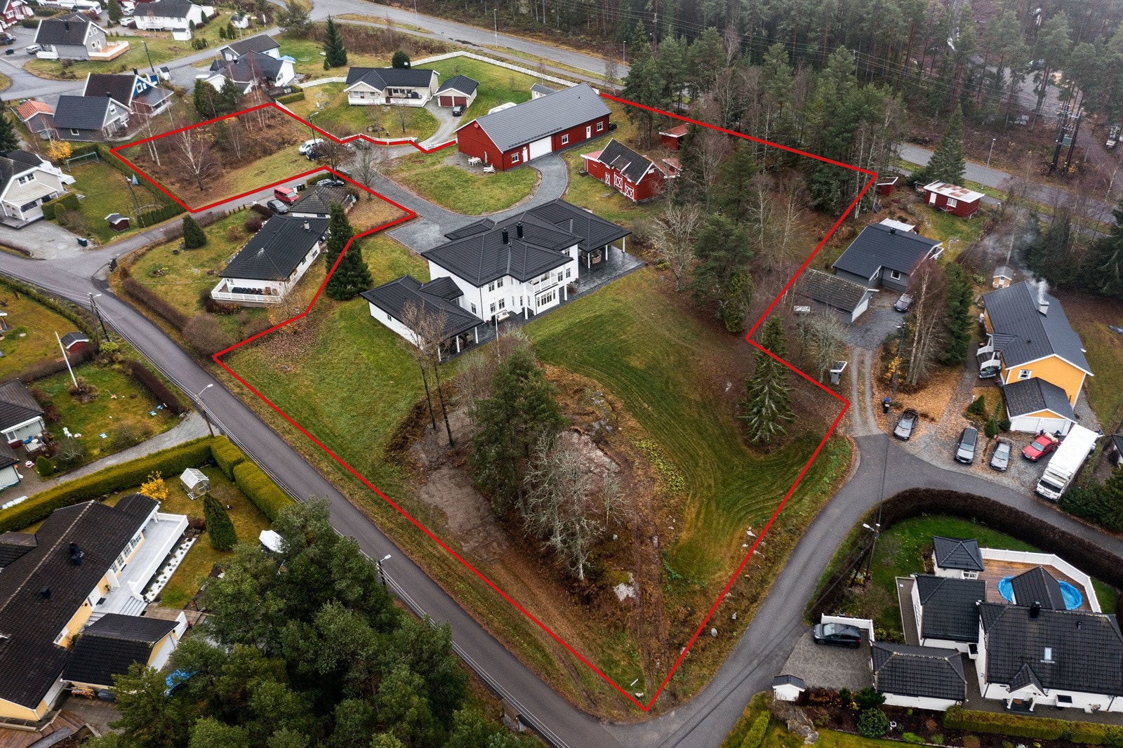 Eiet tomt på 8.207,7 kvm. Tomten er pent opparbeidet med plenareal, busker, trær og diverse beplantning - samt noe naturlig vegetasjon. Gårdsplassen er gruslagt og omrammet av vakker kantstein. NB! Vedlagt omrisse av eiendommen er kun veiledende. Galleribilde