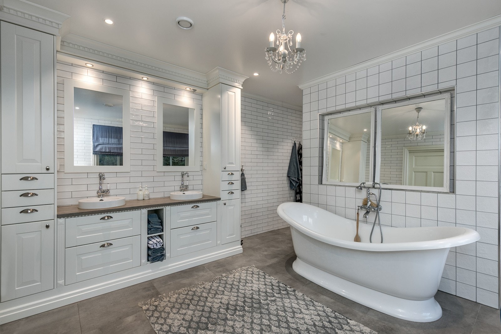 Innredningen består av et plassbygget baderomsmøblement i herskapelig stil fra Sigdal m/2 stk. servanter, integrerte skuffer og høyskap på hver side m/integrert skittentøyskurv. Galleribilde