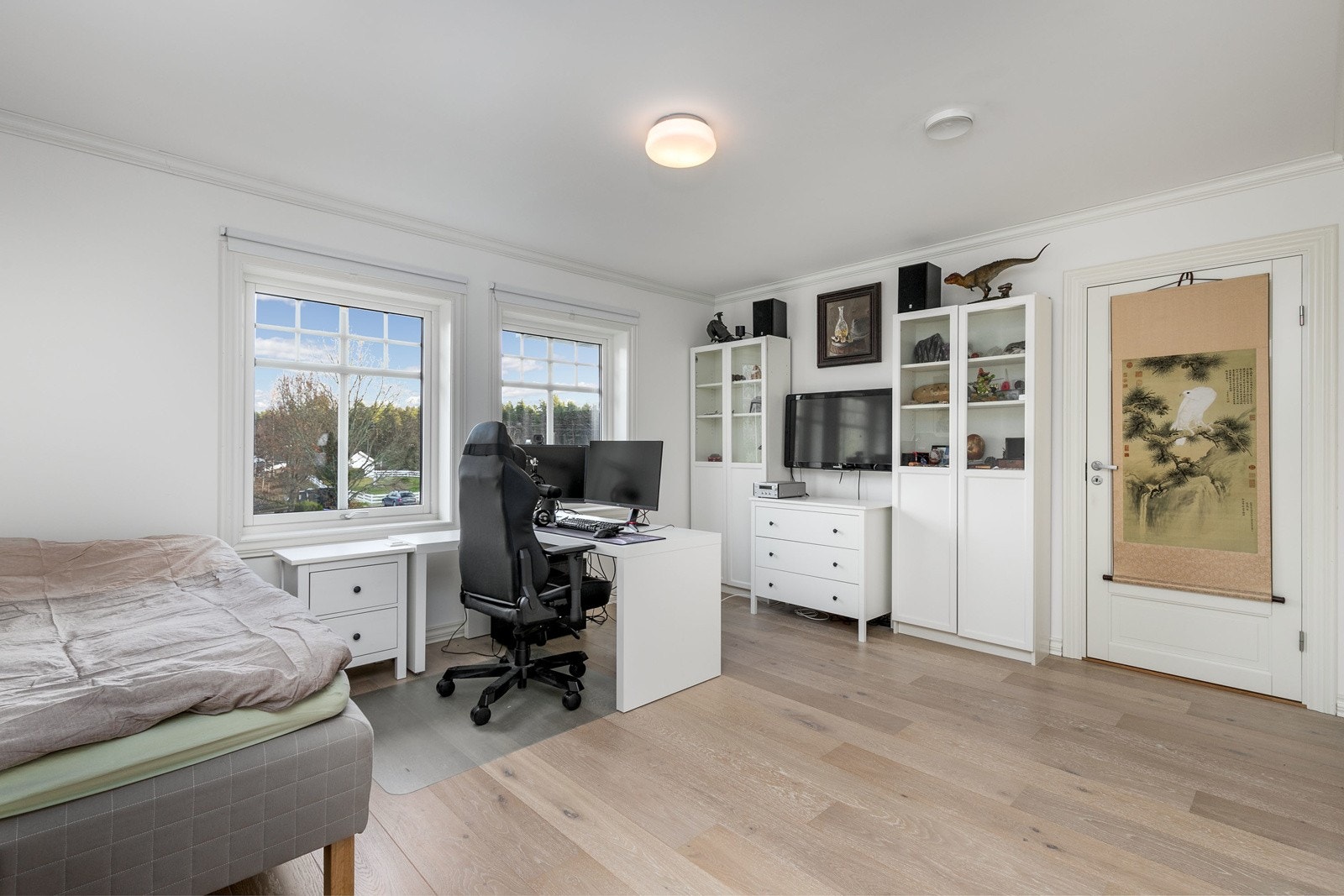 Soverom 3 fremstår som et hyggelig soverom med malte slette veggflater, lyspigmentert enstavs parkett på gulv og store vindusflater som slipper inn rikelig med lys. Galleribilde