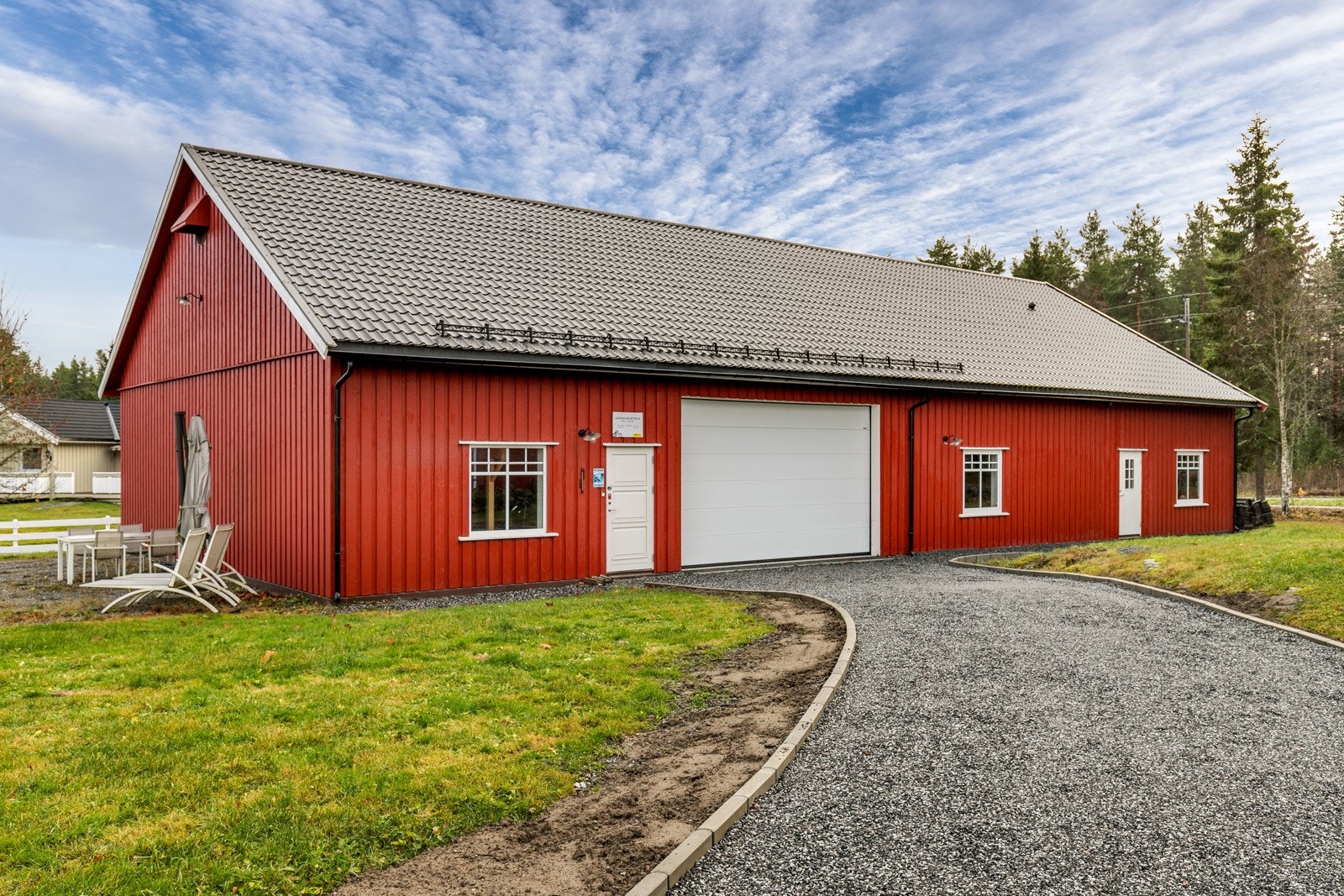 Gode parkeringsmuligheter i stor frittstående garasje "låve" med totalt BRA på 337 kvm oppført rundt 2015/2016. Elektrisk glatt leddport til garasjerom. Galleribilde