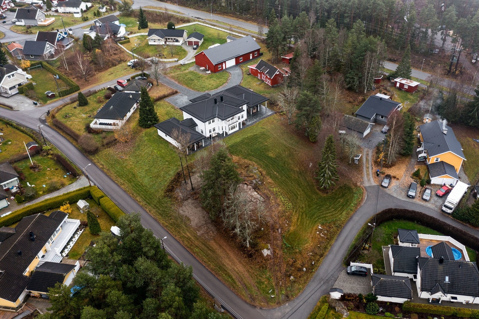 Dronebilde over eiendommen og nærområdet. Galleribilde