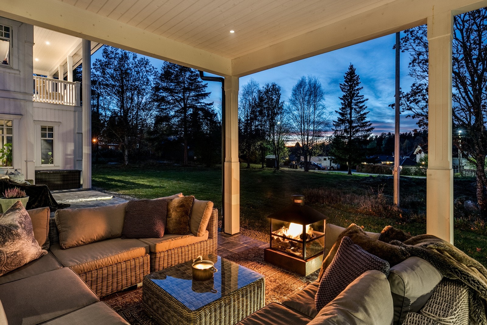 Deler av uteplassen utenfor SPA-avdelingen er overbygget. Det er lagt skiferfliser på dekke i betong. Galleribilde